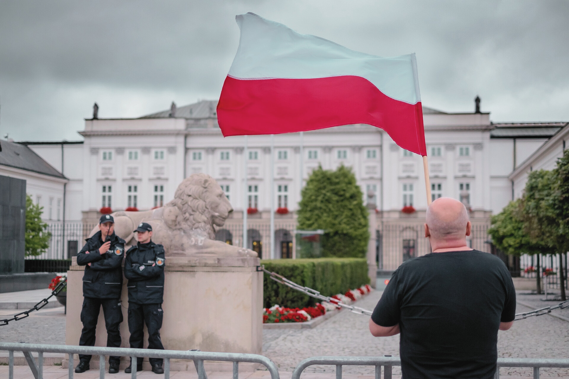 Policjanci, pałac prezydencki, flaga Polski