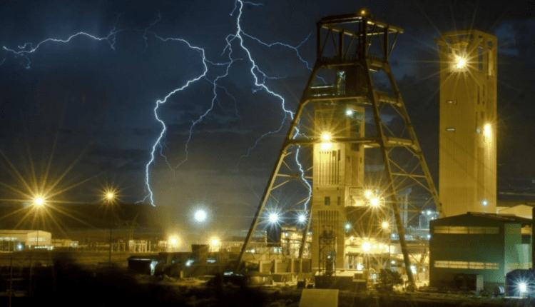 Kopalnia złota celem zbrojnego ataku, sprawcami – nielegalni górnicy. „Wyścig o złoto” w wydaniu ekstremalnym