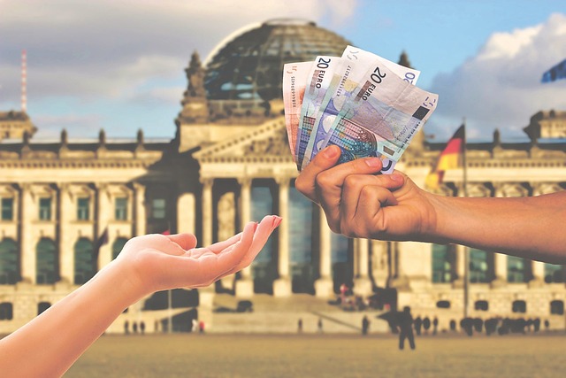 euro, dłonie przekazujące pieniądze