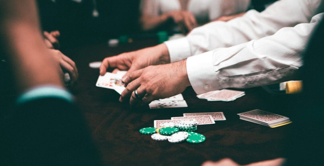Krupier wymienia karty i żetony na stole, w kasynie