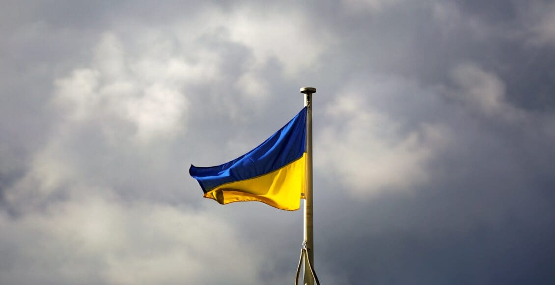 Flaga Ukrainy na tle burzowego nieba