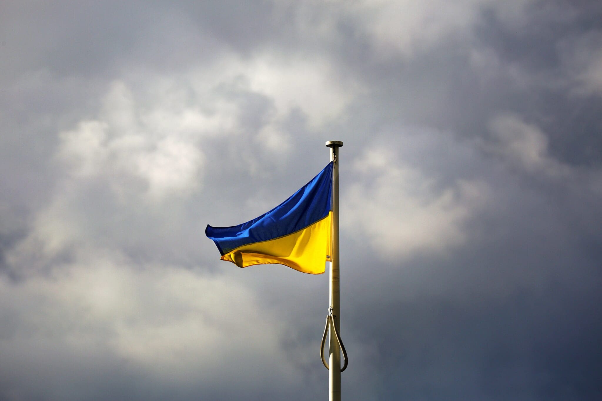 Flaga Ukrainy na tle burzowego nieba