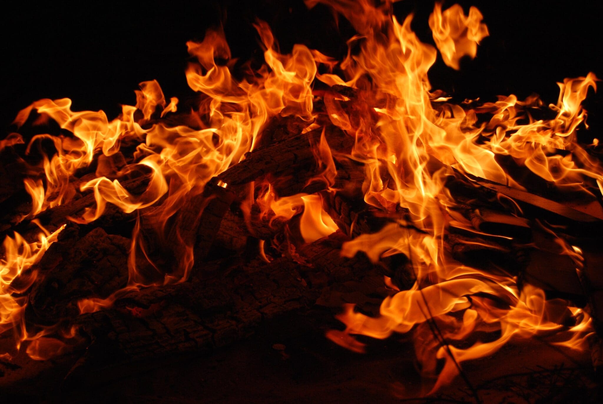 Ogień trawiący kłody drewna nocą
