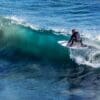 Surfer na wznoszącej fali morskiej