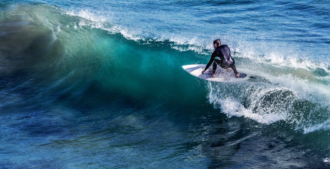 Surfer na wznoszącej fali morskiej
