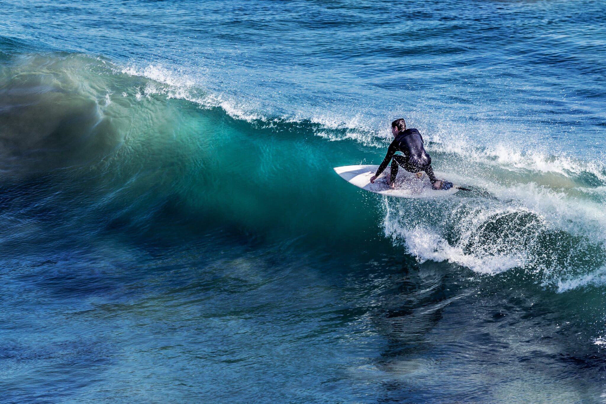 Surfer na wznoszącej fali morskiej