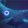 Niebieski wieloryb z logiem kryptowaluty Chainlink