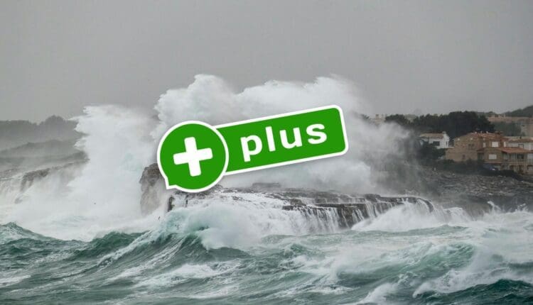 Bithub Plus i fale rozbijające się o skały