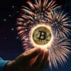 Bitcoin w dłoni, fajerwerki