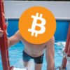 Bitcoin, mężczyzna wychodzący z basenu