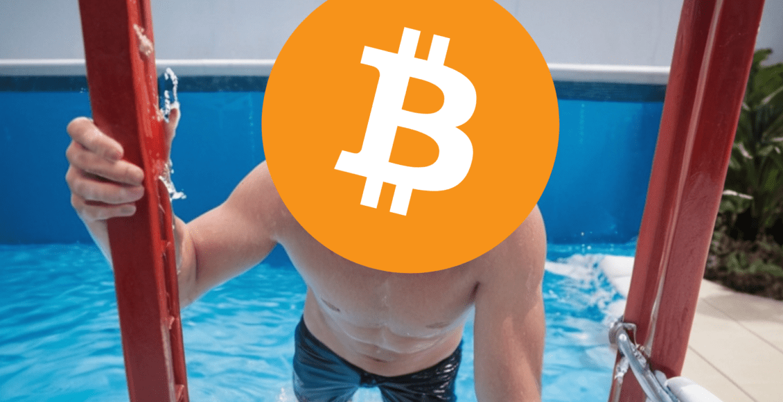 Bitcoin, mężczyzna wychodzący z basenu