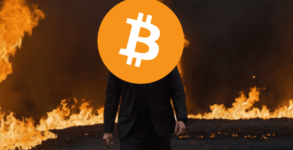 Bitcoin, postać w czarnym garniturze wychodząca z płomieni