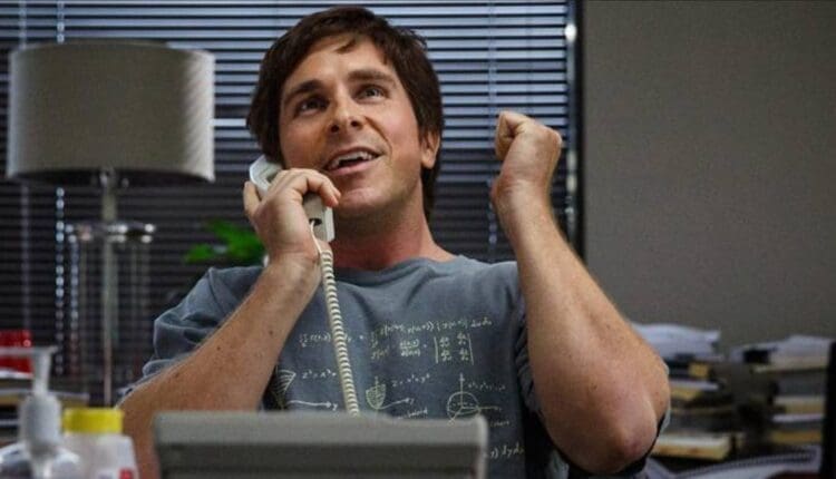 Usmiechniety Michael burry przy telefonie, kadr z filmu 'The Big Short'