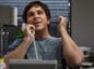 Usmiechniety Michael burry przy telefonie, kadr z filmu 'The Big Short'