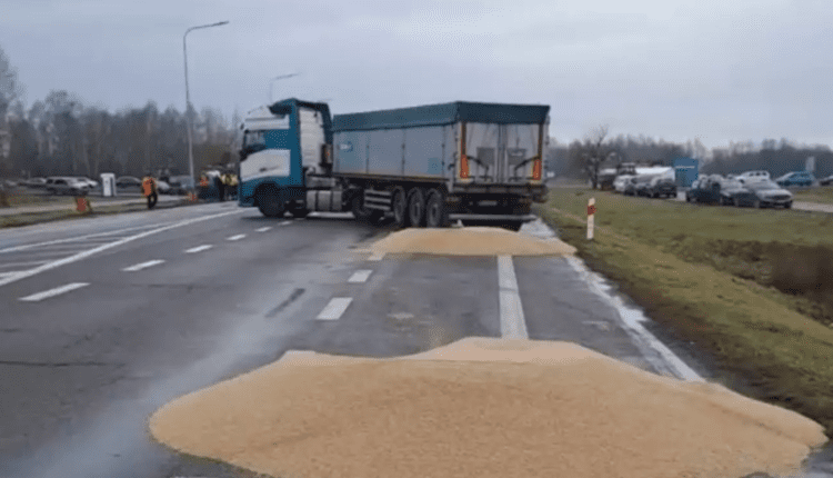 Zboże wysypane na drogach. Rozkręcają się protesty rolników na granicy