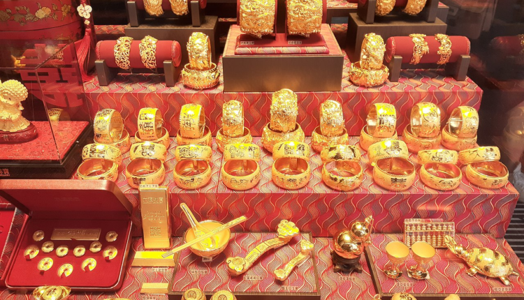 Run na złoto na największym światowym rynku kruszcu – mimo rekordowych cen. Kryzys i paniczna ucieczka przed nim