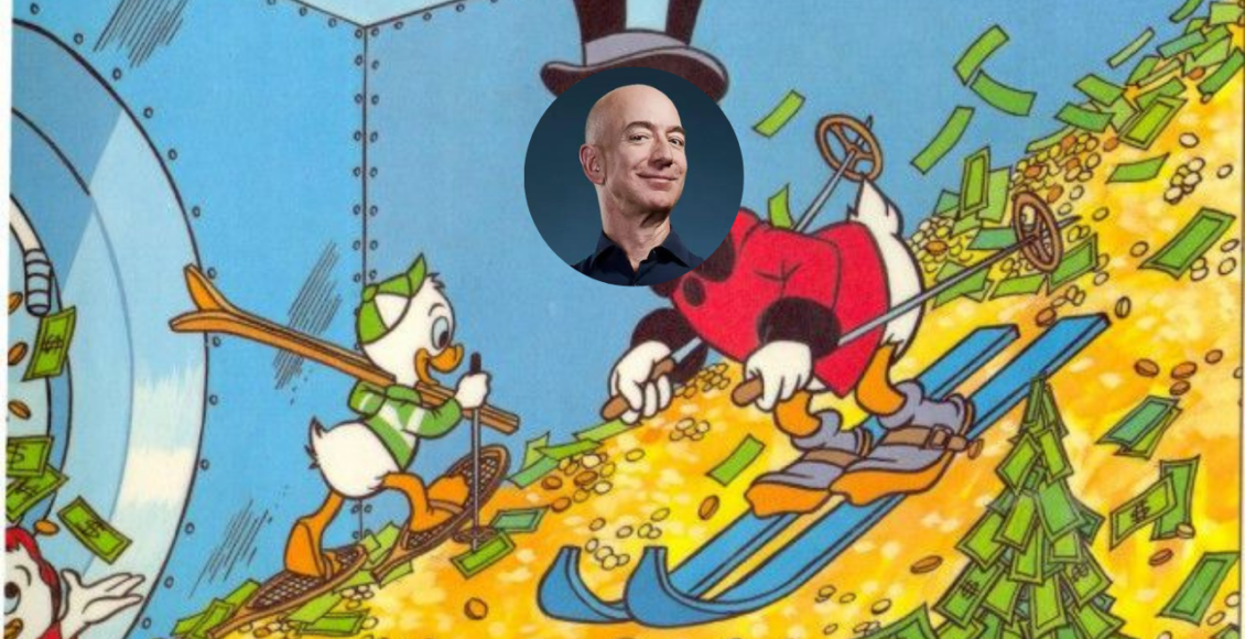 Jeff Bezos, właściciel Amazona jako Sknerus McKwacz jadący na nartach w skarbcu