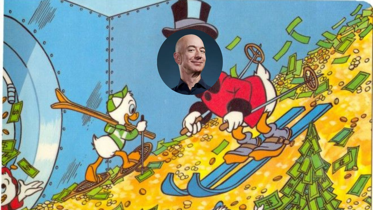 Jeff Bezos, właściciel Amazona jako Sknerus McKwacz jadący na nartach w skarbcu