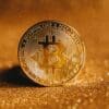 Złota moneta Bitcoin na piasku