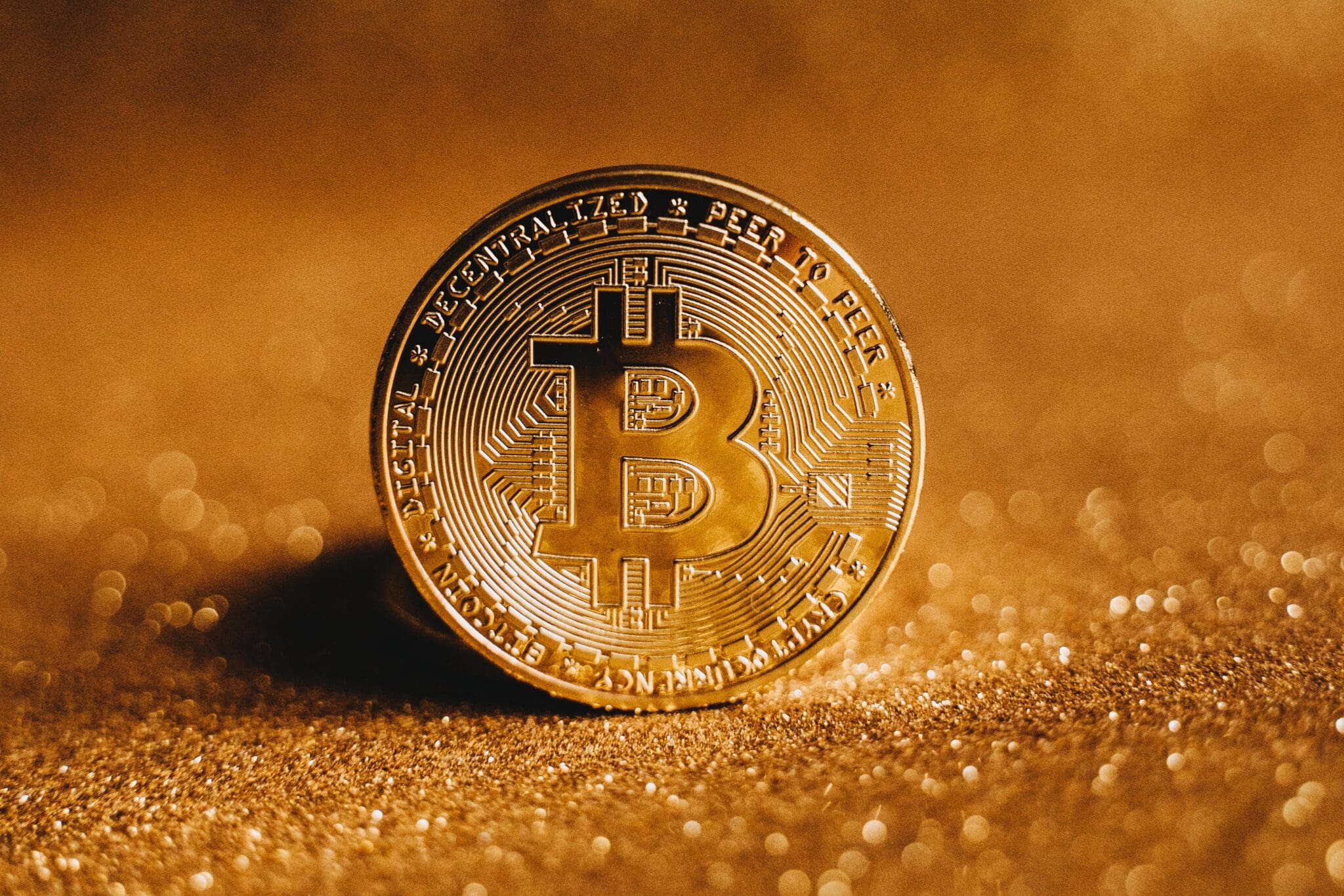 Złota moneta Bitcoin na piasku