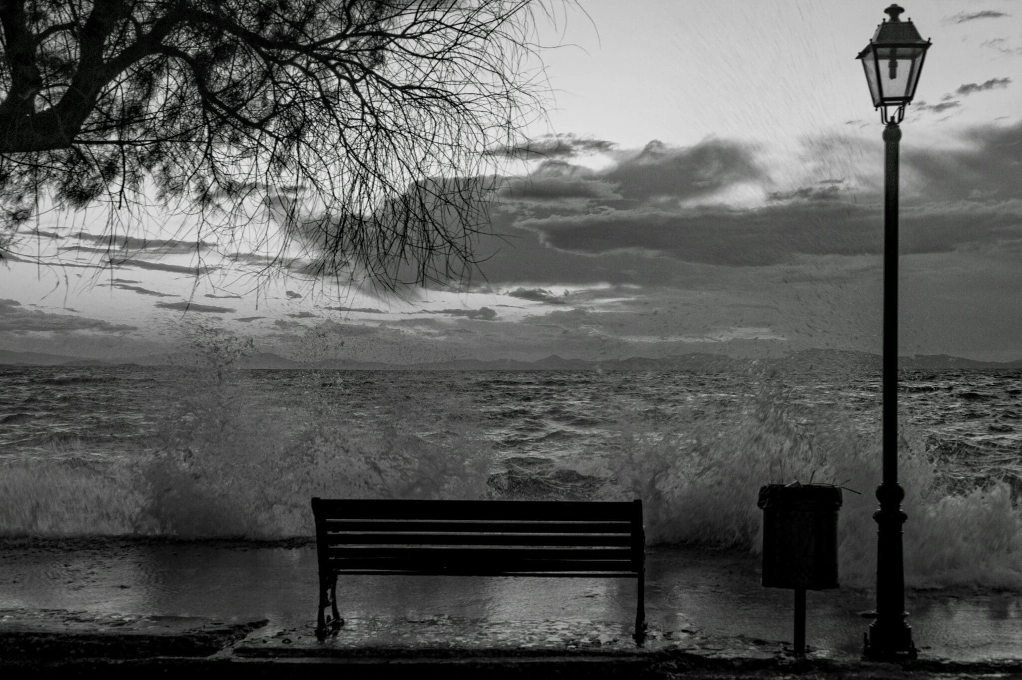 Samotna ławka na tle sztormu, na pełnym morzu