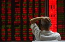 Trader zalamany przed spadającymi indeksami w Chinach