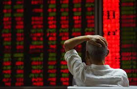 Trader zalamany przed spadającymi indeksami w Chinach