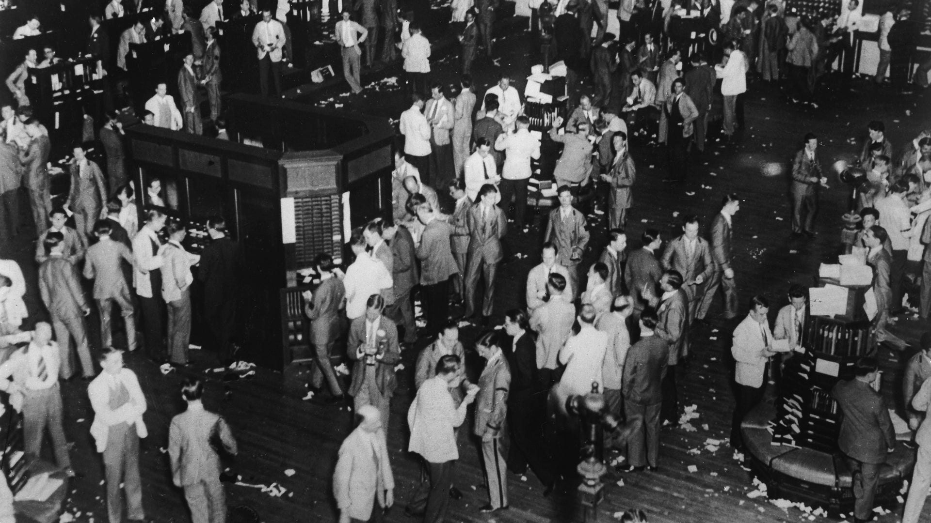 Spanikowani traderzy na parkiecie nowojorskiej giełdy w 1929 roku