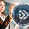Szykowna kobieta obserwuje logo Algotech
