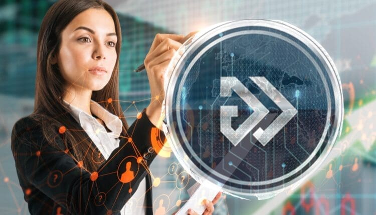 Szykowna kobieta obserwuje logo Algotech