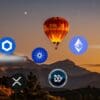 Balon szybujący po niebie. Loga kryptowalut