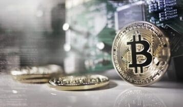 Bitcoin, złote monety na blacie