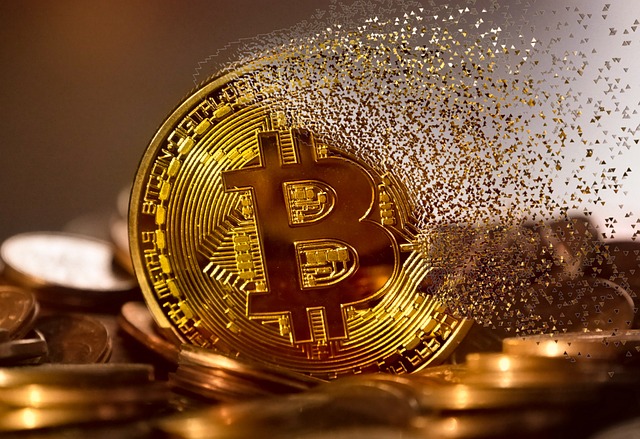 Bitcoin zmieniający się w pył, złote monety