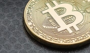 Moneta Bitcoina na ciemnym blacie