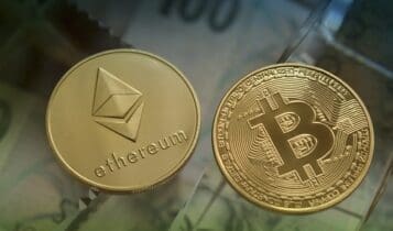 Bitcoin, Ethereum, banknoty w tle