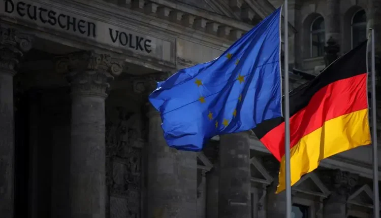 Flagi UE i Niemiec, z Bundestagiem w tle