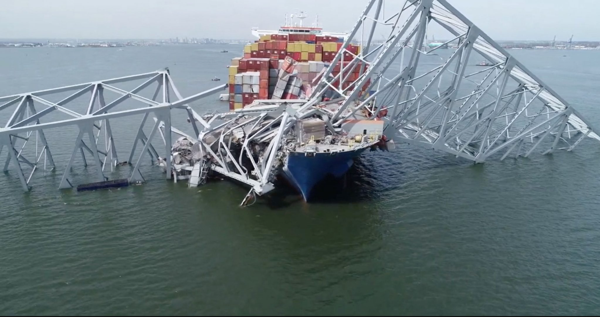 Katastrofa w Baltimore – zawalony most – singapurski statek Deli