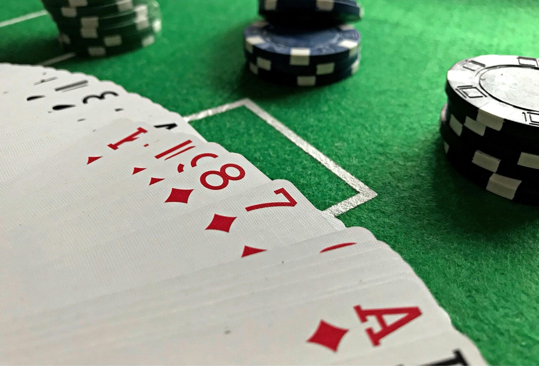 Karty i żetony rozłożone na stole, w kasynie