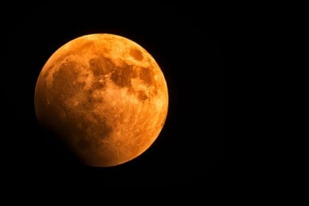 Po Wielkanocy poważnie zatrzęsie Bitcoinem. W którą stronę?