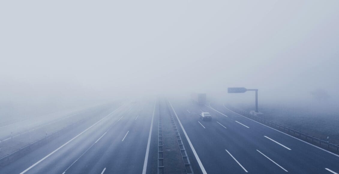 Zdjęcie autostrady we mgle
