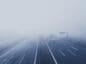 Zdjęcie autostrady we mgle