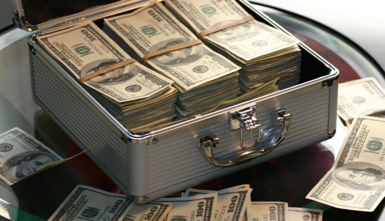 Banknoty dolarowe w walizce