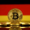 Bitcoin na tle flagi Niemiec