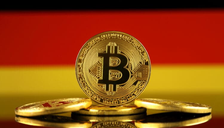Bitcoin na tle flagi Niemiec