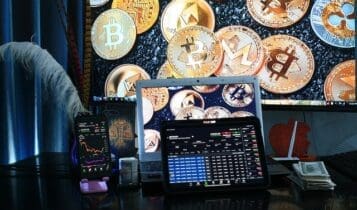 Rynek kryptowalut, wykresy, monety, laptop