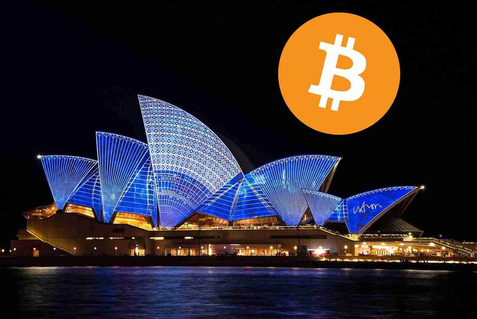 Opera w Sydney (Australia) nocą. Nad budynkiem logo Bitcoina zamiast księżyca.