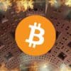 Bitcoin w płonącym budynku.