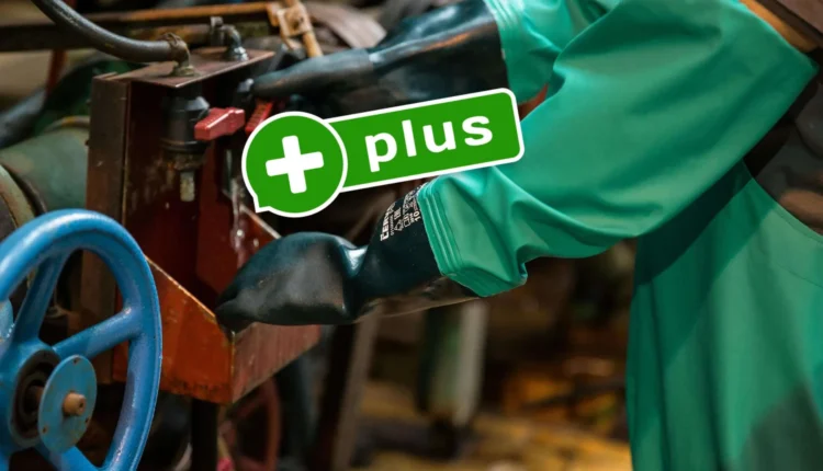 Pracownik w niemieckiej fabryce