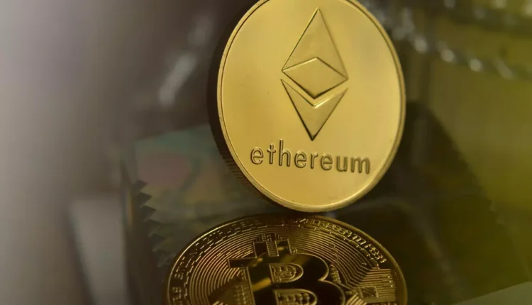Moneta Ethereum stojąca na monecie Bitcoin.