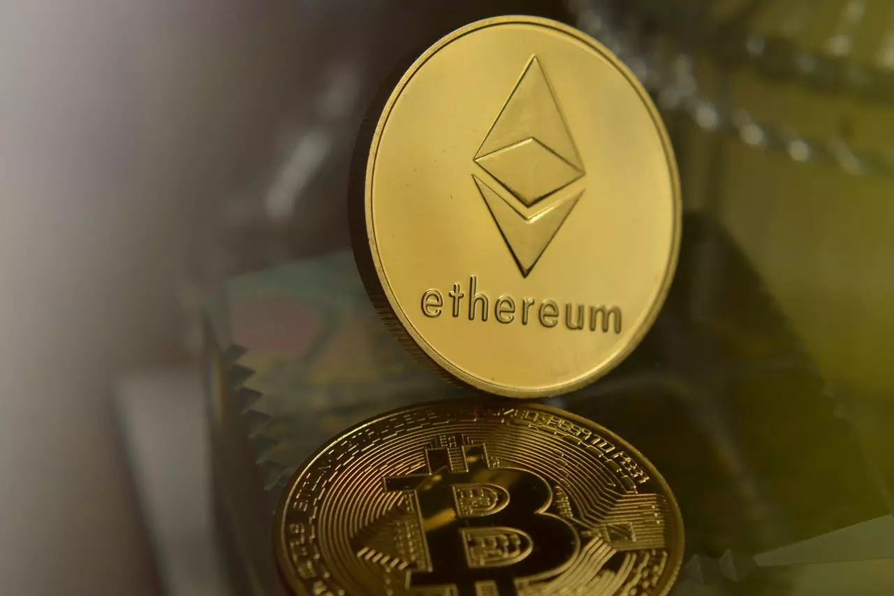 Moneta Ethereum stojąca na monecie Bitcoin.